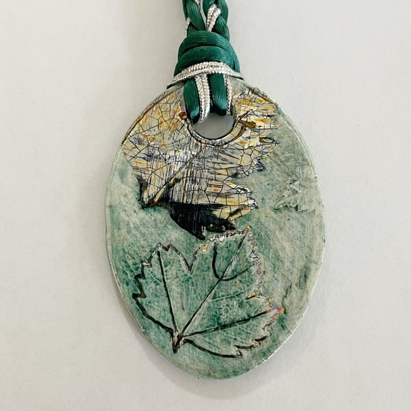 ❤️ Handmade clay maple leaf pendant necklace. - Picture 3 of 3